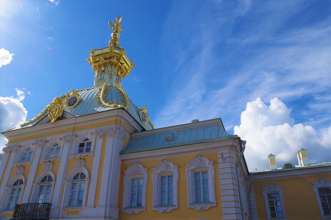 7月のペテルゴフ・ピョートル大帝夏の宮殿晴れの日