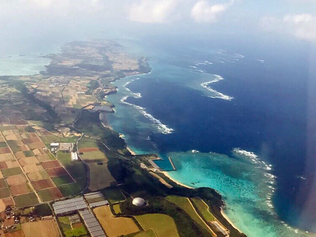 飛行機から見た宮古島の海