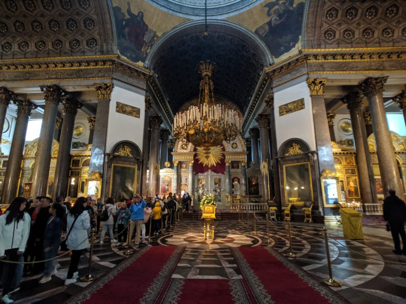 カザン聖堂内部と参列するロシア正教徒