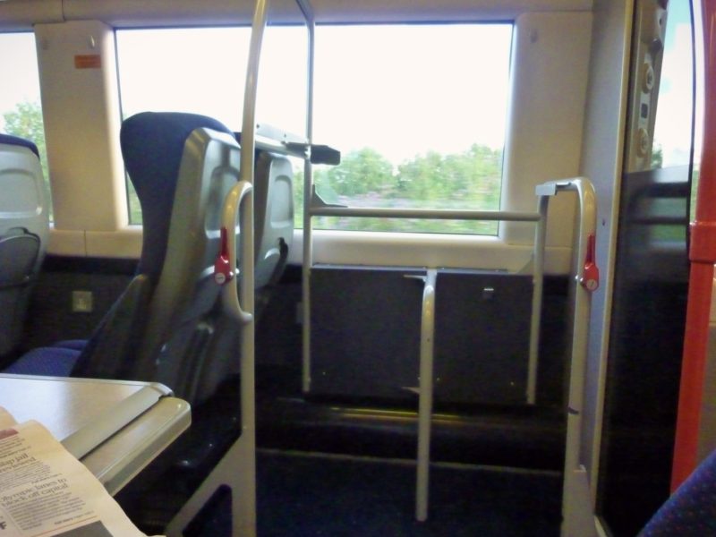 郊外への電車内には大きいスーツケースが置けるスペースも