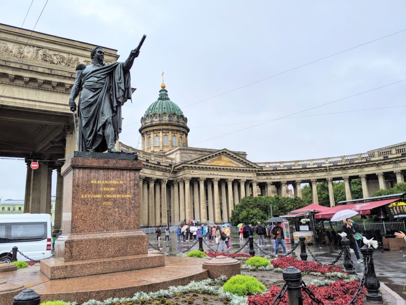 クトゥーゾフ元帥の像とカザン大聖堂