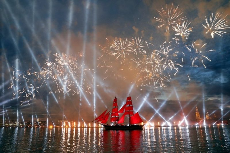 サンクトペテルブルク　アールイェ・パルサー（赤い帆祭り）