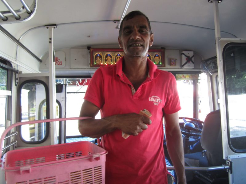 スリランカ　バスの中で軽食を売るおじさん