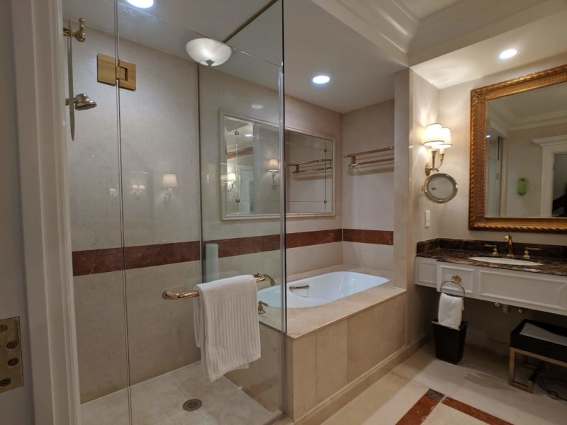ホテルベネチアンマカオ　シャワーとバスタブ