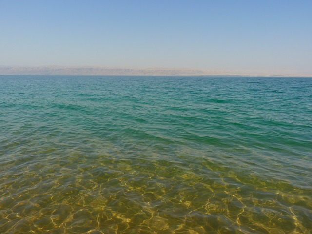 死海は塩分濃度が高くて痛い！！