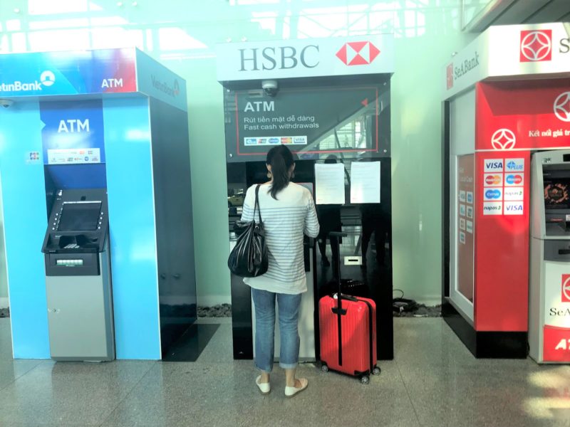 海外の空港ATMも日本と操作方法は似ている