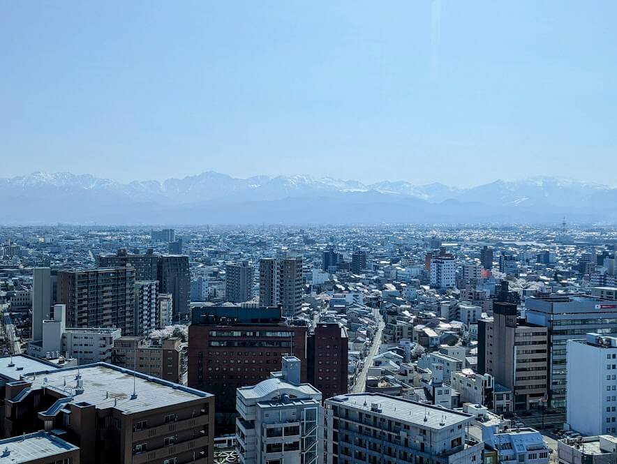富山市役所屋上展望台から望む立山連峰
