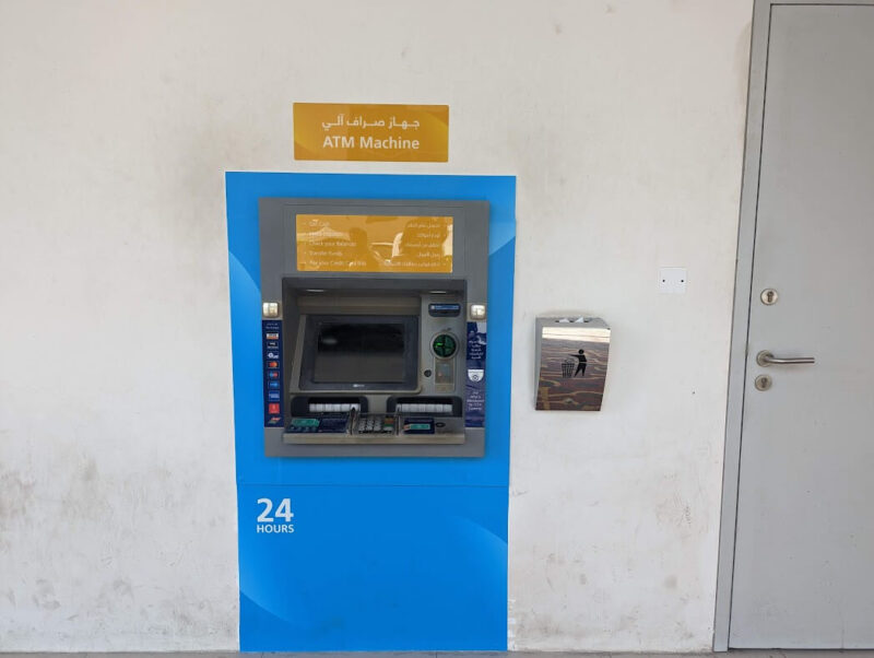 海外の空港ATMも日本と操作方法は似ている