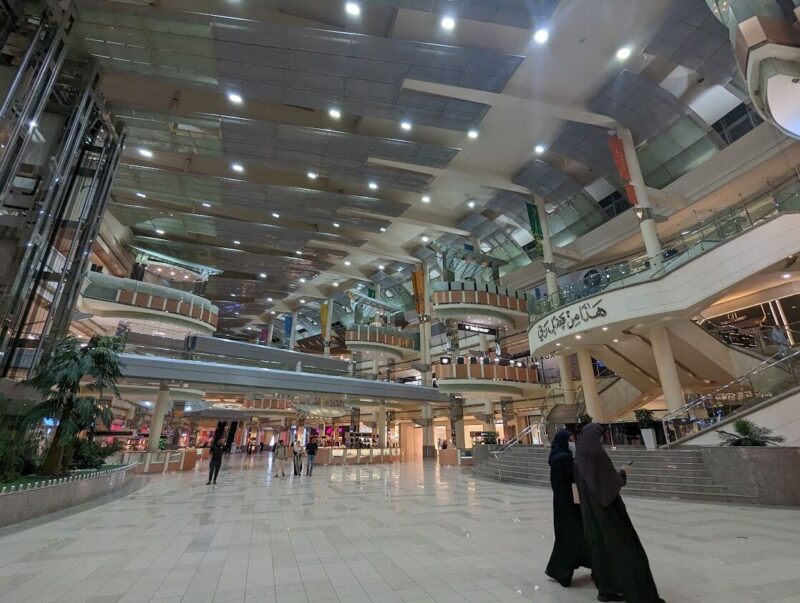 サウジアラビアの豪華なショッピングモール　キングダム センター