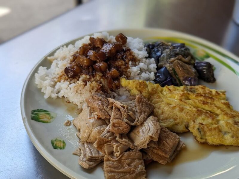 ホテルから歩いてすぐの第一家魯肉飯ではたった75台湾ドルでボリュームたっぷりの朝ごはんが食べられる