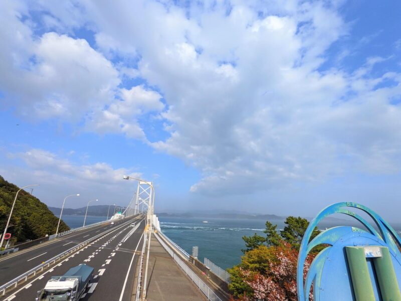 大鳴門橋の先に見える淡路島