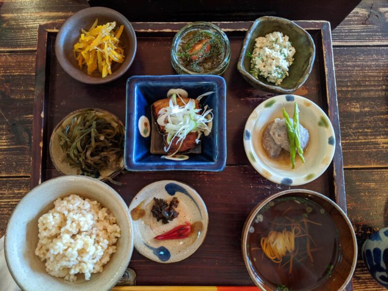 沖縄の伝統料理が美しく盛られた定食