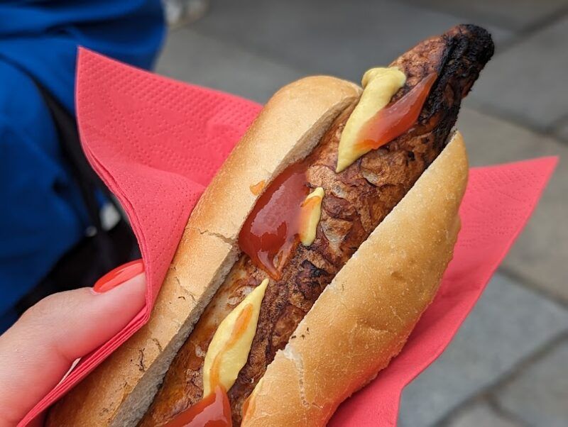 本場のソーセージで食べるホットドッグも美味い！