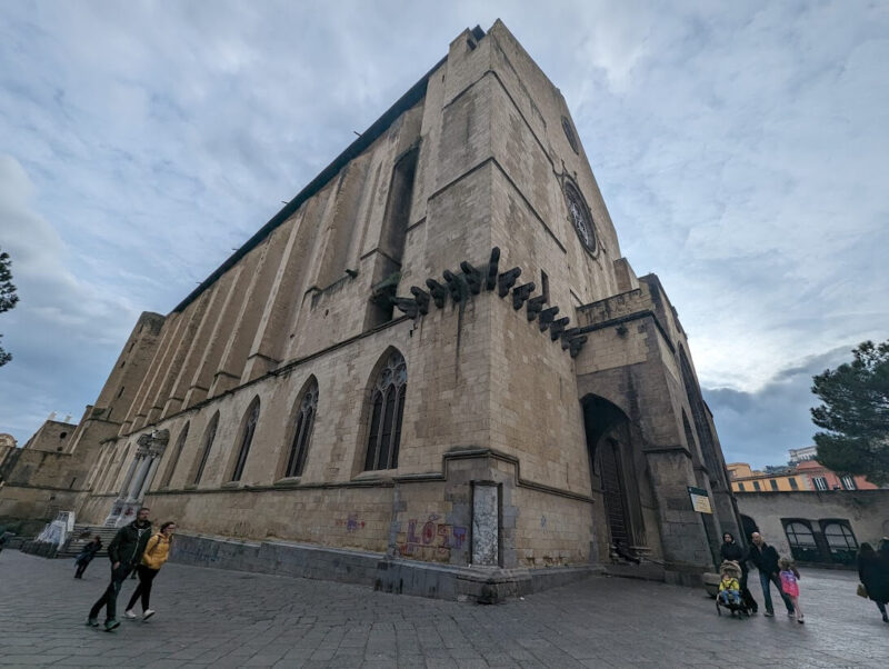 サンタ・キアラ教会（Basilica di Santa Chiara）