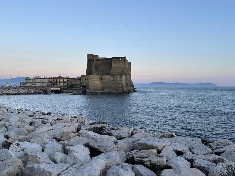 卵城（Castel dell'Ovo）