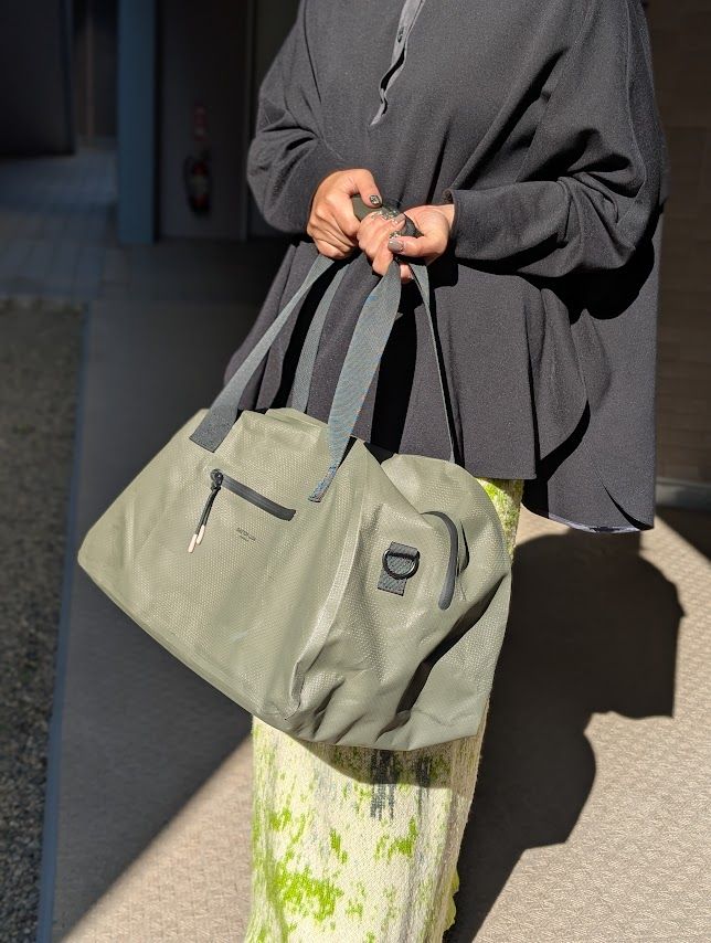 屋外で持つとこんな色味とサイズ感！　ライトウェイトデュオシールダッフル