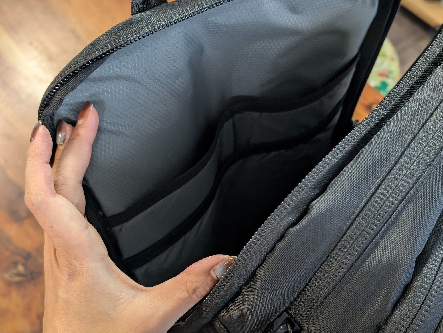 細かく仕切りがあるので、ノートやペン、ガジェットも入れられる